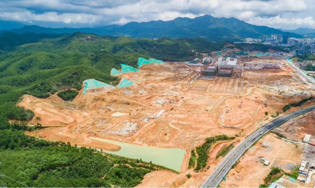 深汕比亞迪汽車工業園二期項目位于深汕特別合作區小漠鎮，計劃總投資200億元